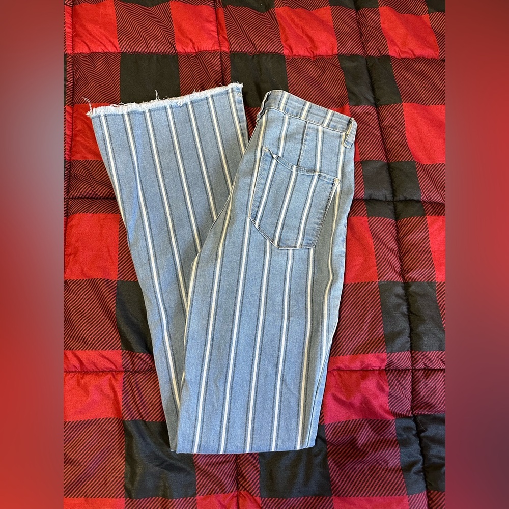 Size 28L flare jeans. High waisted. Very stretchy.